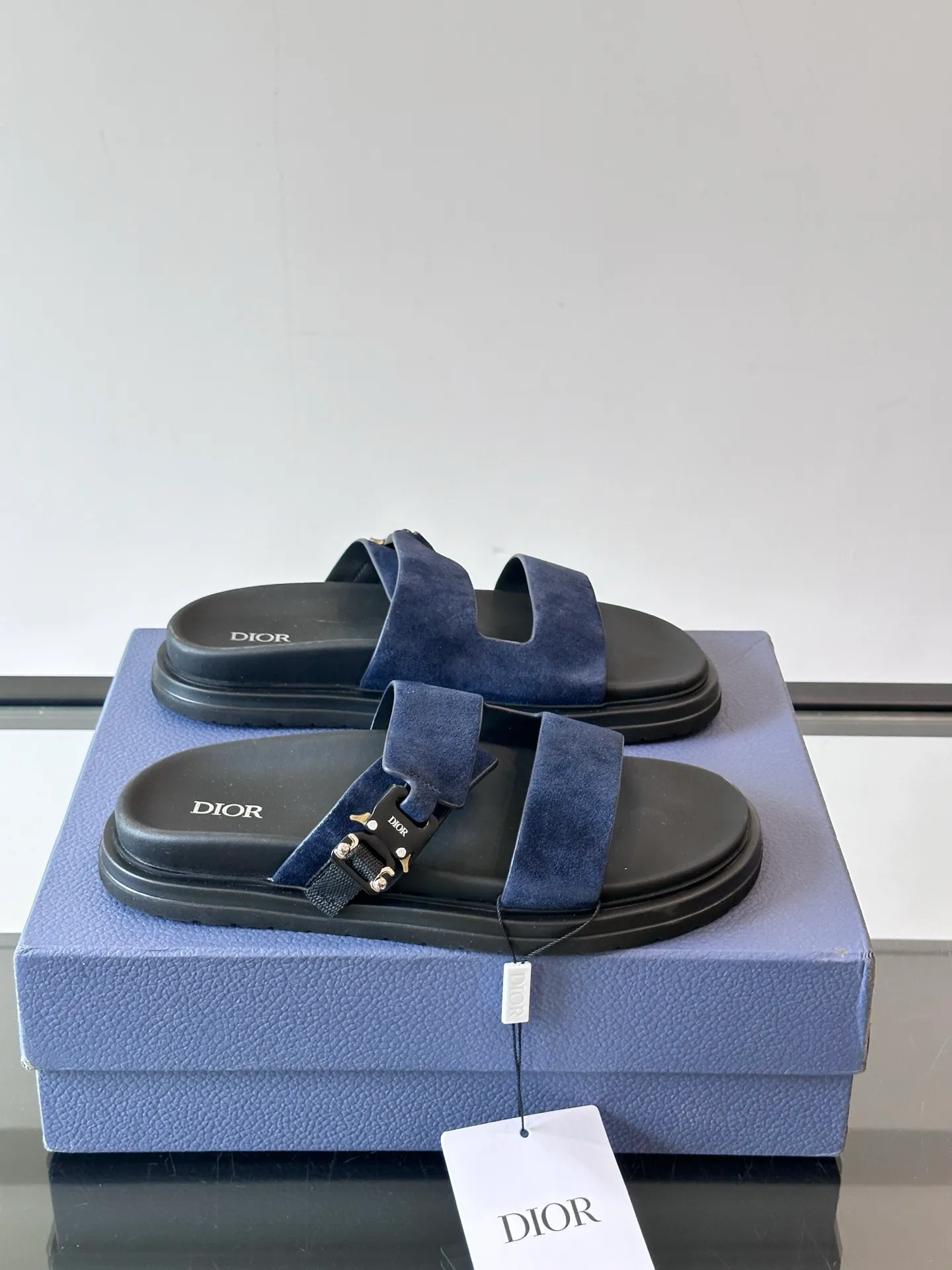 Factory price: 300💰Dior Aqua men's sandals and slippers. Showcasing Dior haute couture design. The Dior gray suede strap is accented with an aluminum Dior buckle for added style. Paired with a comfortable tonal notch sole, they pair easily with shorts or jeans for a sophisticated look. Main body: suede cow leather, technical fabric lining: cow leather, with adjustable straps, aluminum Dior buckle, Dior gray EVA insole, tonal notch rubber outsole splicing structure👌👌 size: 38-44 (45.46 customized)